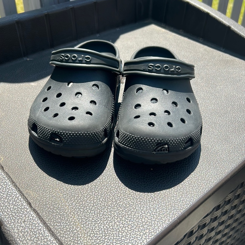 Black crocs size big kid J5